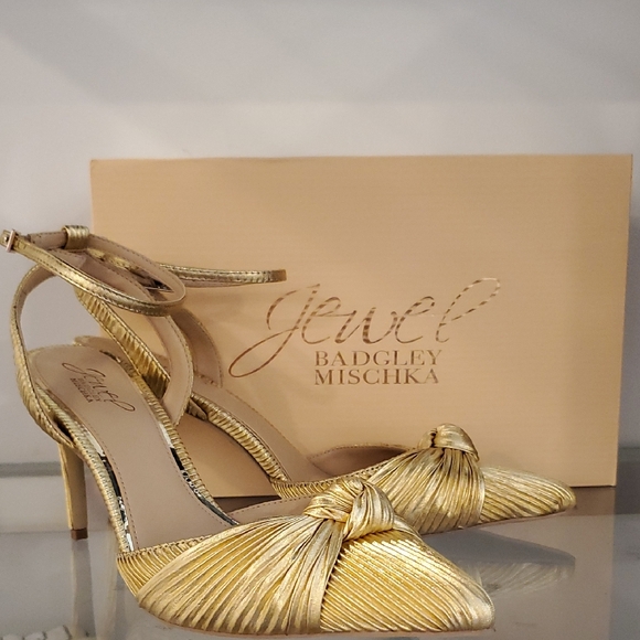 Badgley Mischka Shoes - Badgley Mischka Jewel Collection Gold textured pump Size 9.5" worn once box incl
